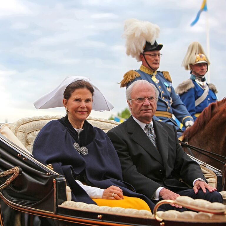 Drottning_Silvia_och_Kung_Carl_XVI_Gustaf_under_nationaldagsfirande_vid_Skansen_2009