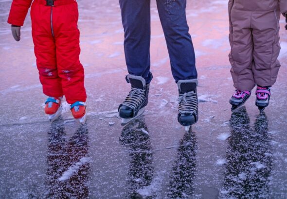 Barn åker skridskor